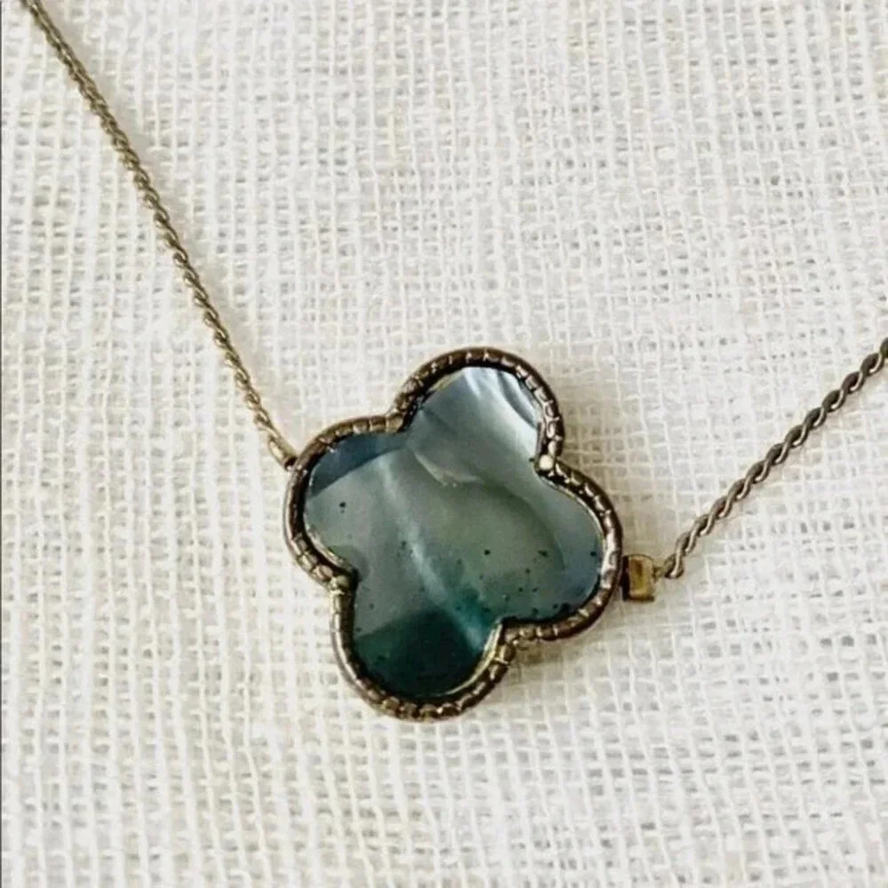VINTAGE ABALONE SHELL FLOWER CUTTING NECKLACE